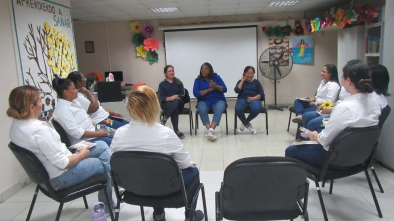 Privadas de libertad participan de conversatorio sobre liderazgo con autora Ilka Wilson