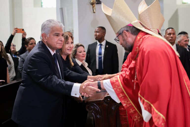 Presidente y Primera Dama en misa «in memorian» al Papa Francisco