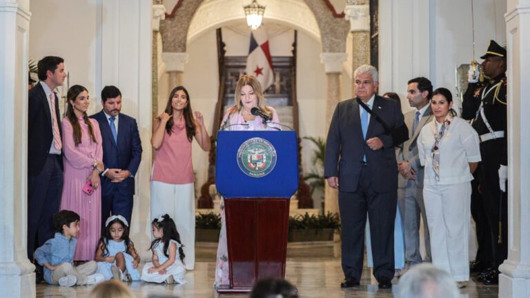 Se enciende las luces que alumbran la campaña “Con Paso Firme en la Lucha contra el Cáncer”