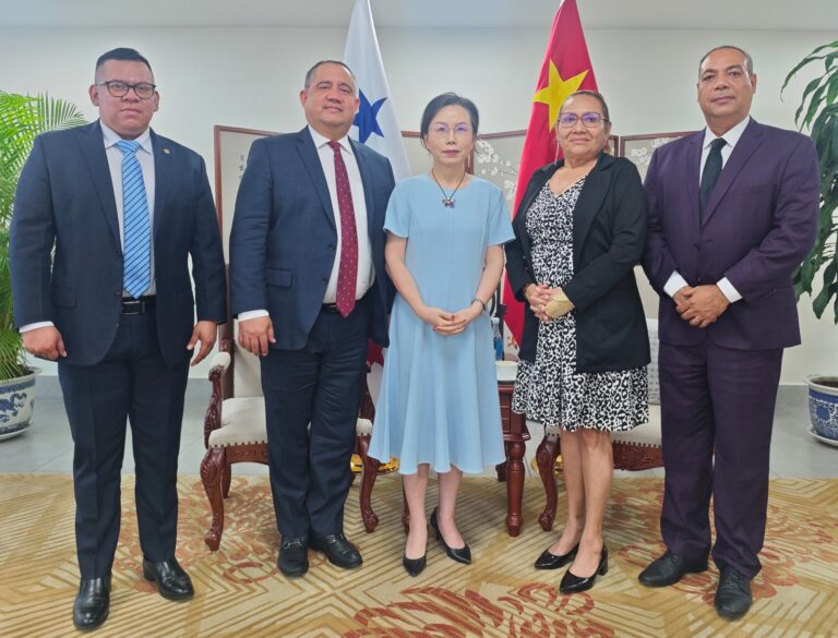 Rumbo a China.                 Autoridades legislativas panameñas en intercambio de alto nivel