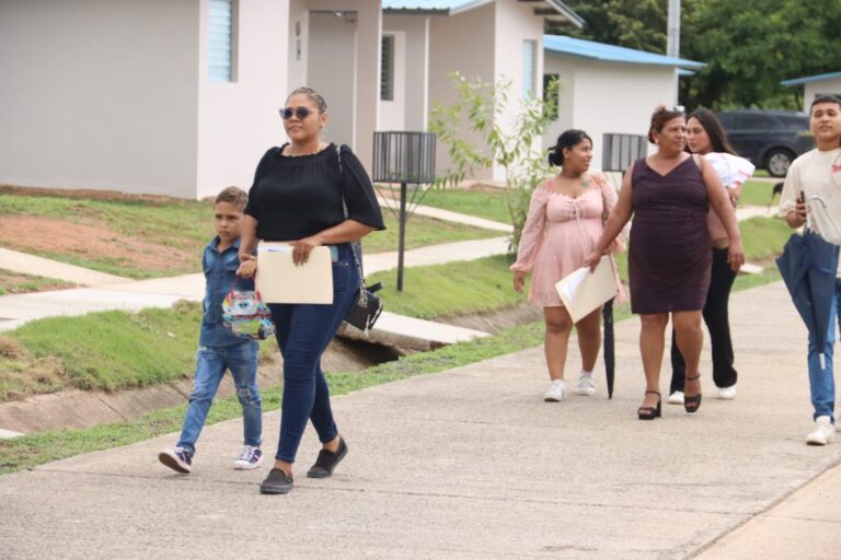 Presidente Mulino entrega viviendas del proyecto 19 de Octubre en Coclé