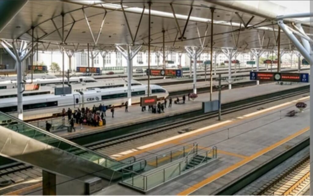 En China:                                                                                              Un viaje en tren que  cambia la vida de miles de millones de personas