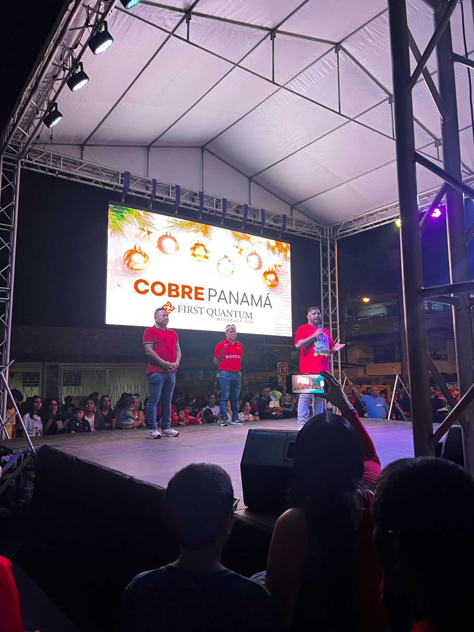 Alcaldía de Penonomé y Cobre Panamá encienden la magia navideña .