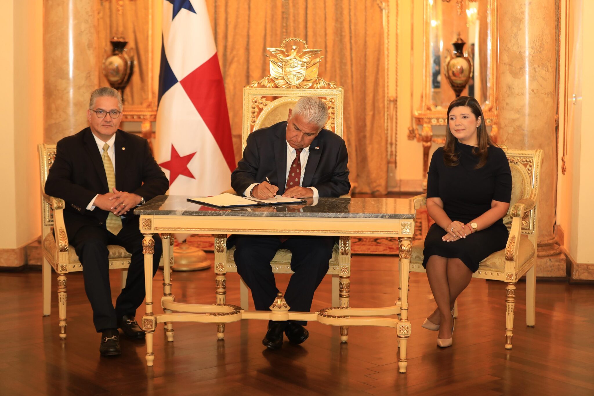 Presidente Mulino sanciona ley de pasantías remuneradas para jóvenes