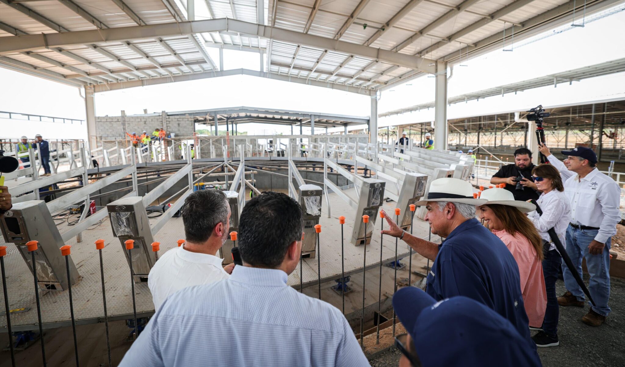 Presidente Mulino recorre moderno complejo agroindustrial en Coclé que fortalecerá la producción láctea y generará más de 400 empleos