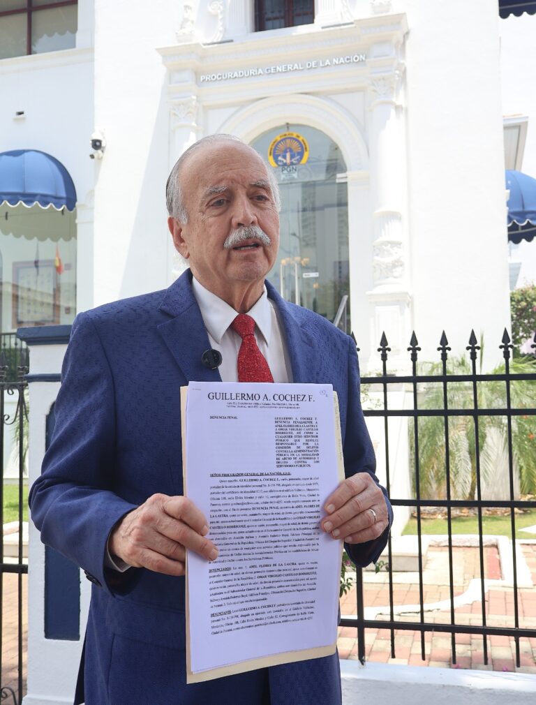 Denunciaron penalmente al Contralor.