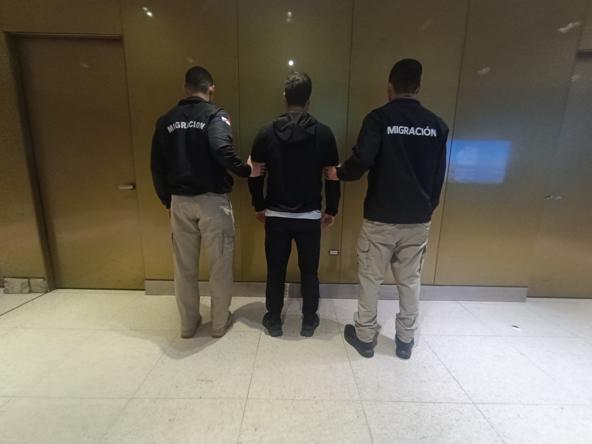 Migración entrega a Interpol a ciudadano turco buscado en EE. UU. por fraude y lavado de activos