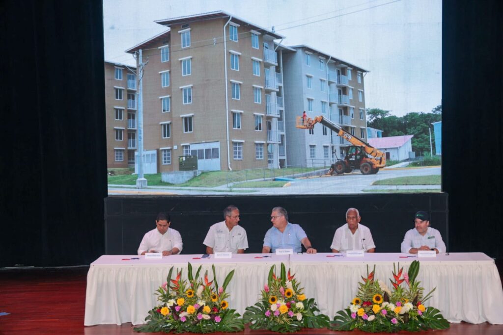 Ministro Orillac hace entrega de apartamentos dignos y títulos de propiedad en Colón