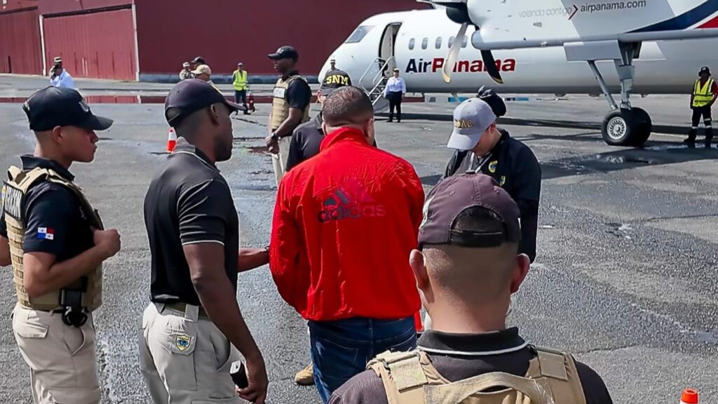Migración expulsa de Panamá a ciudadano colombiano vinculado al Clan del Golfo
