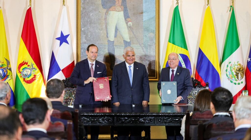 Mulino preside acto de donación de actas originales del Congreso Anfictiónico de Panamá de 1826