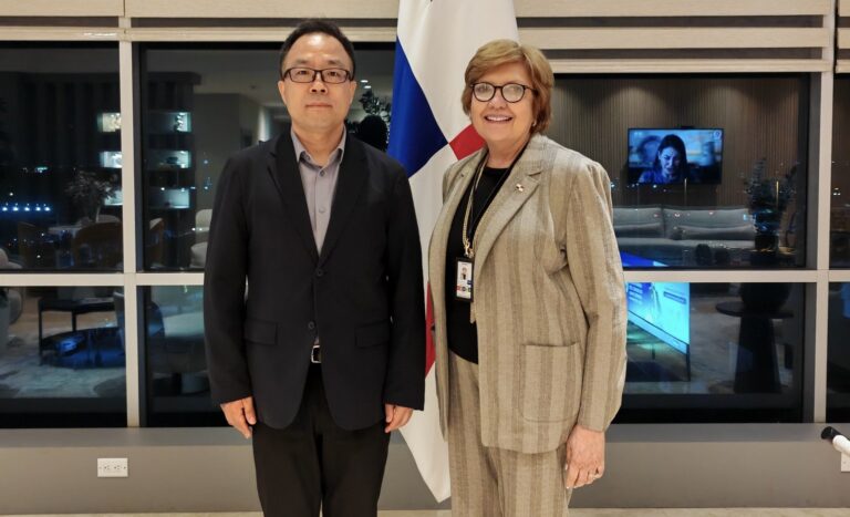 Panamá da la bienvenida al nuevo embajador de China, Zhang Xiangyan