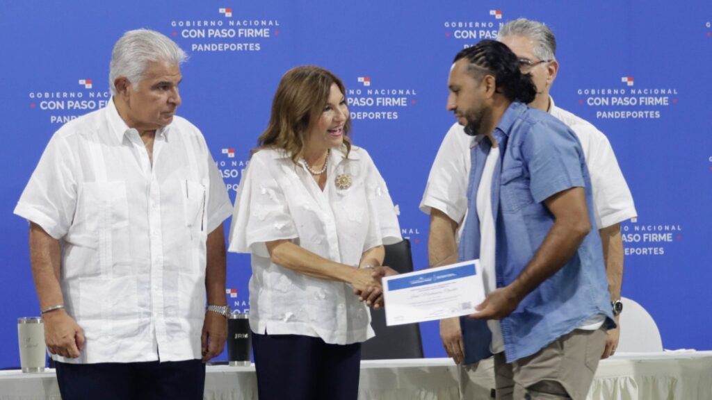 Mulino entrega 80 viviendas para familias de escasos recursos en Changuinola
