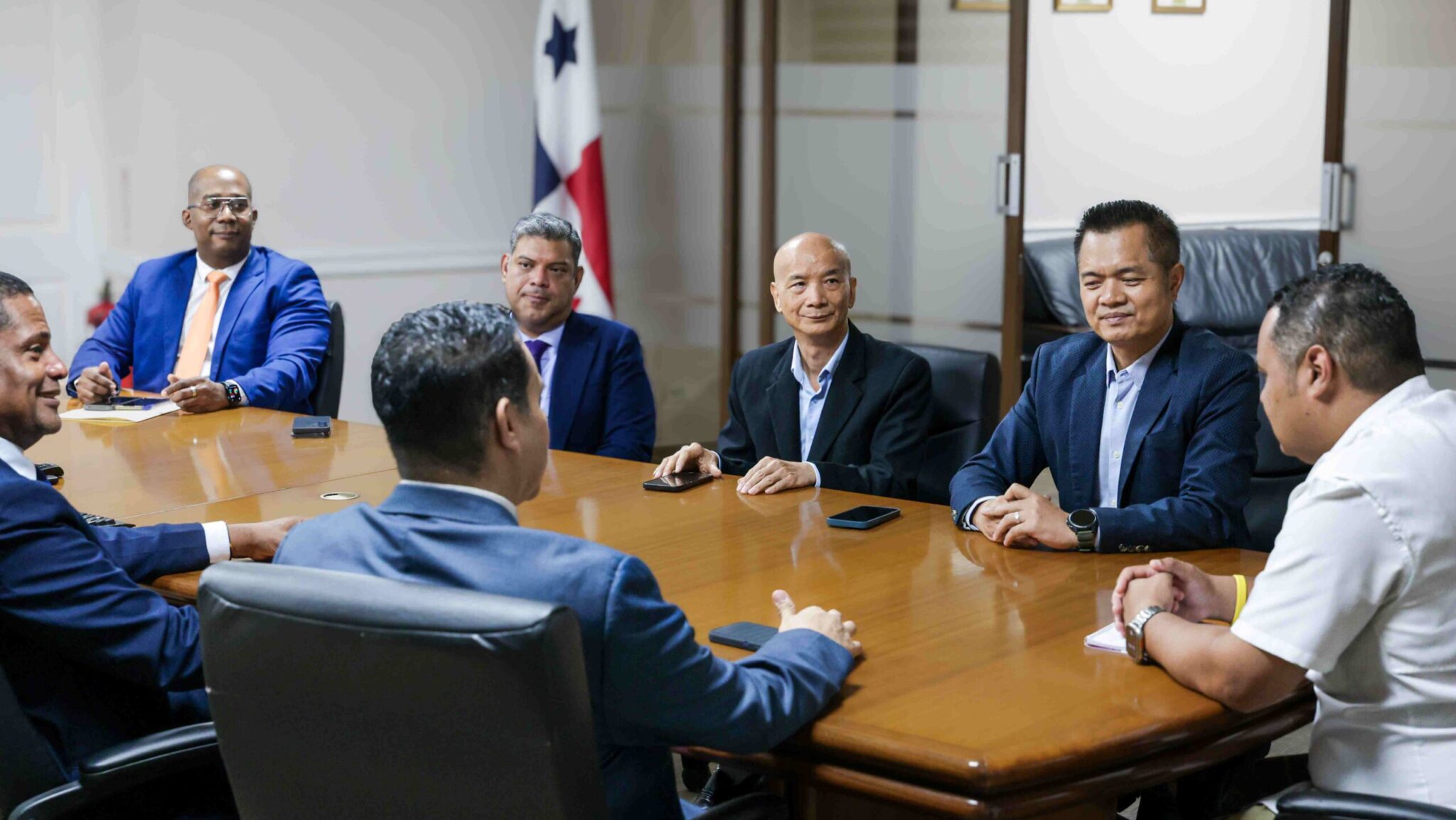 Acodeco acuerda mesa de trabajo con la Cámara China Panameña para reforzar el cumplimiento de la ley