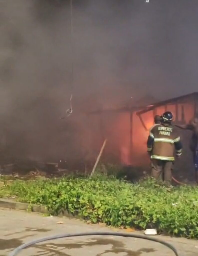 ¡Todo bajo control! Bomberos logran sofocar incendio en Colón