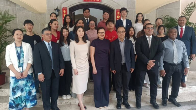 Embajada de China despide a nueva generación de becarios panameños que viajarán a universidades chinas