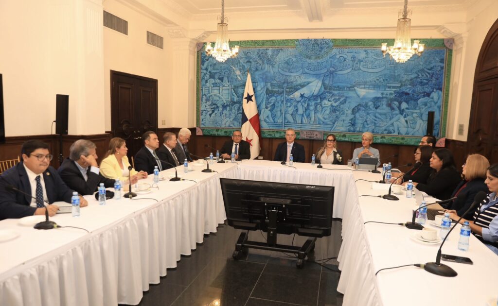 Ministro Orillac explica a diputados reformas a la Ley 6 para fortalecer la regulación y calidad del servicio eléctrico