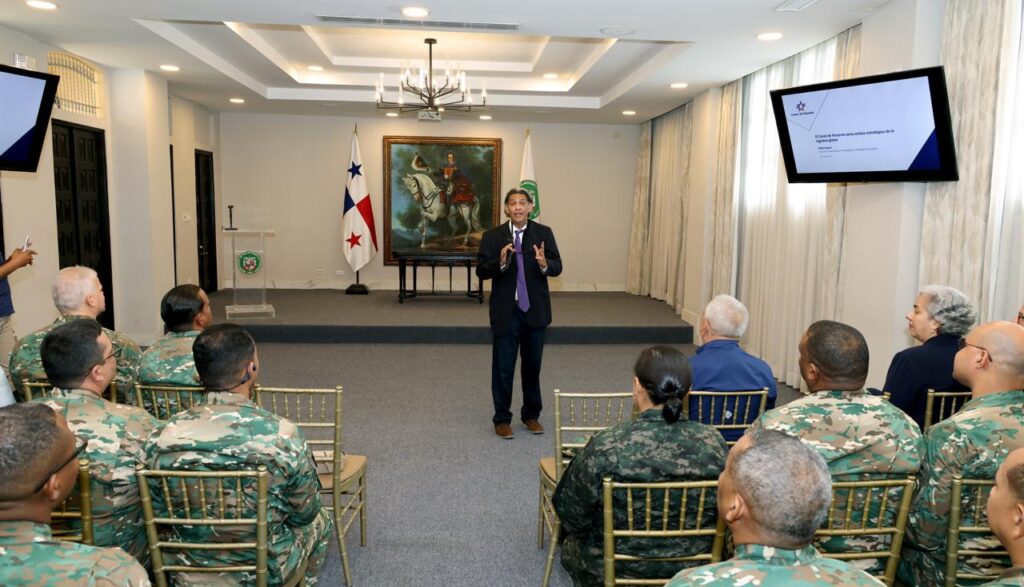 Panamá resalta el papel estratégico del Canal ante oficiales militares de República Dominicana