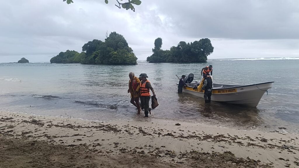 Rescatan a dos turistas ecuatorianos tras quedar a la deriva en Bocas del Toro