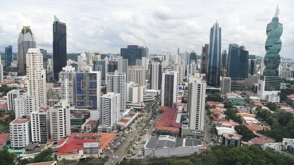 Panamá reduce la pobreza multidimensional de 14.7% a 12.4% entre 2022 y 20265