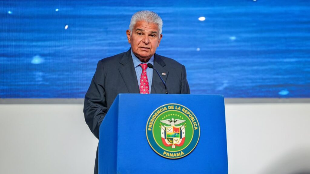 Mulino participa en toma de posesión del presidente de Colombia