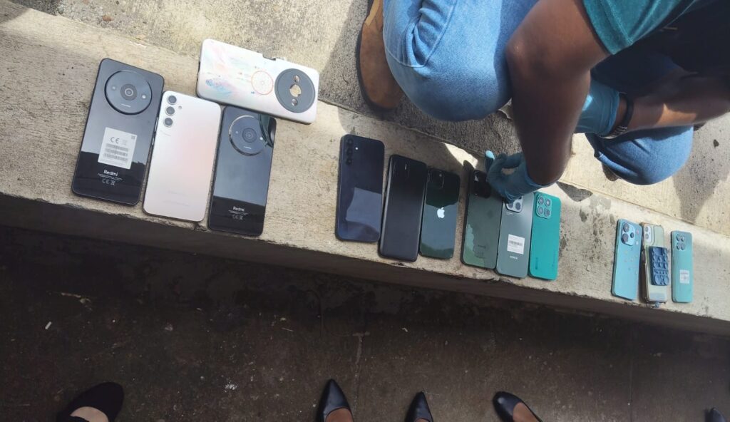 Recuperan 13 celulares durante allanamiento en Macaracas, Los Santos