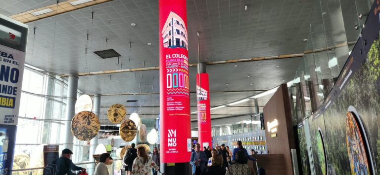 La mola panameña se exhibe en el Aeropuerto Internacional El Dorado de Bogotá