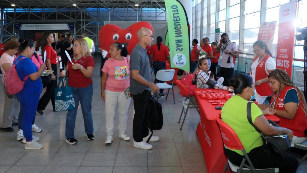 Usuarios del Metro reciben controles cardiovasculares gratuitos durante jornada “Cuida tu Corazón”