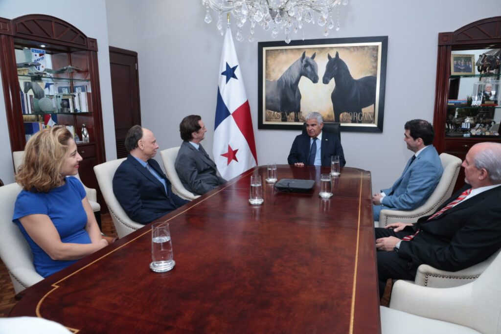 Presidente Mulino propone instalar en Panamá un centro de estudios marítimos y logísticos de la Universidad de Tulane